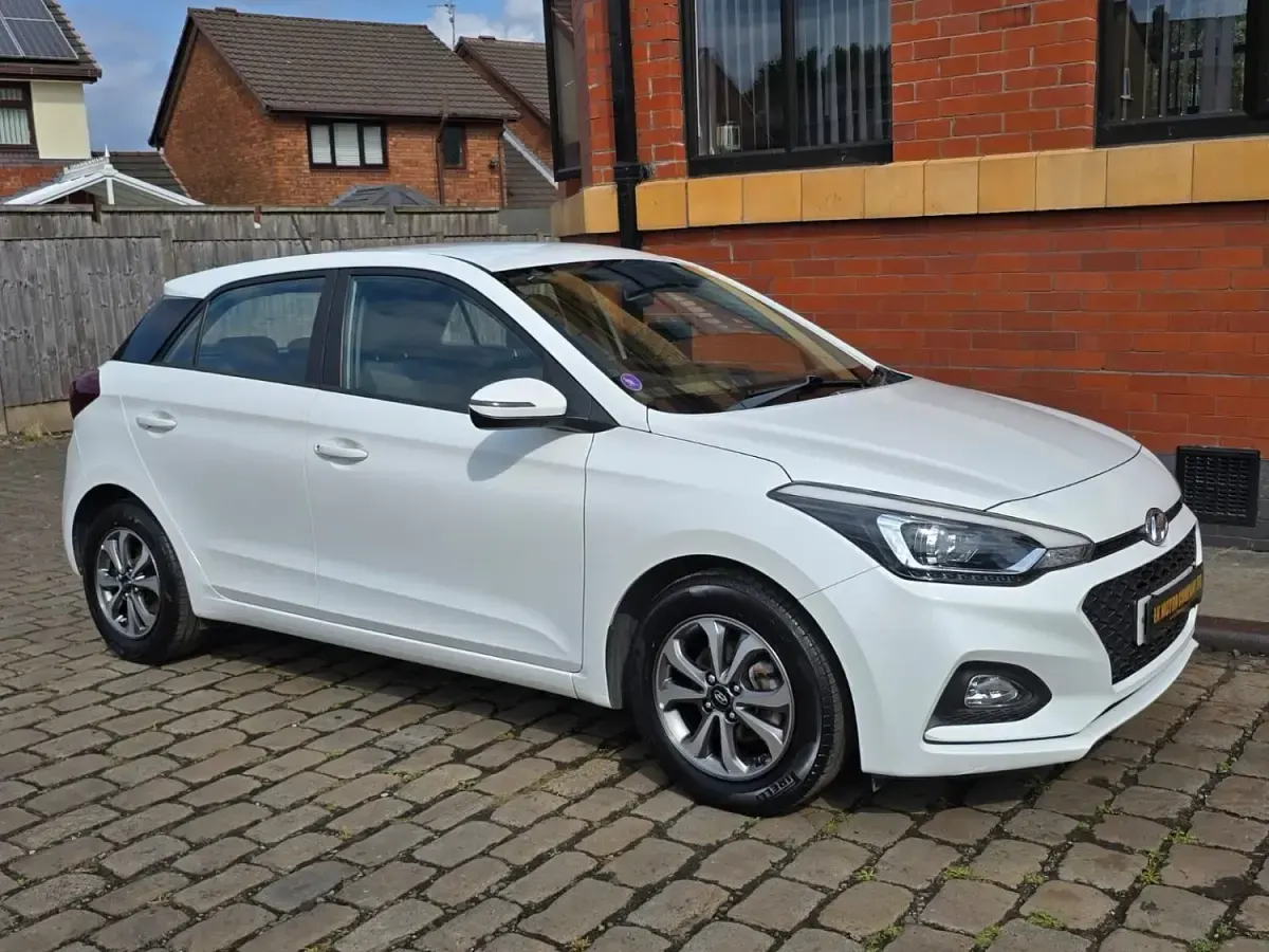 Used Hyundai i20 SE 84 HP (61 kW) 2018 White Hatchback