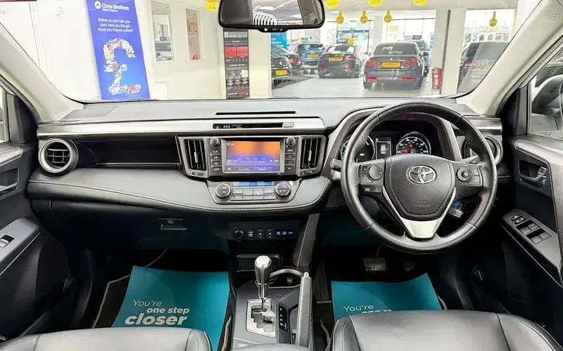 Used Toyota RAV4 197 HP (144 kW) 2016 Silver SUV