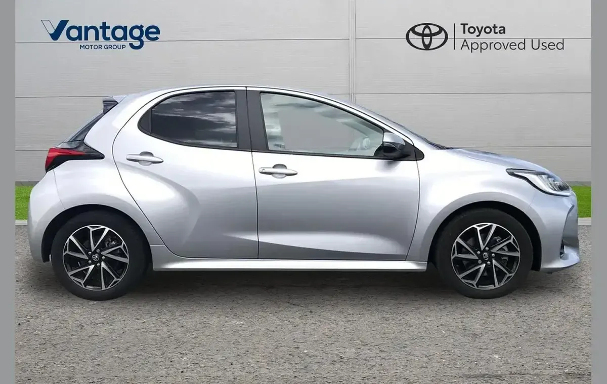 Used Toyota Yaris Design 113 HP (83 kW) 2023 Silver Hatchback