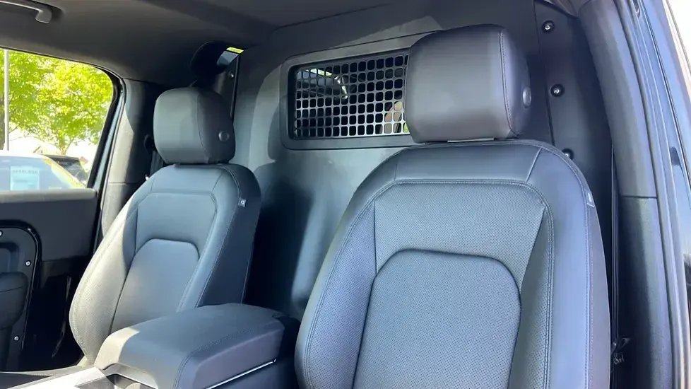 Usado Land Rover Defender S 249 HP (183 kW) 2025 Preto SUV
