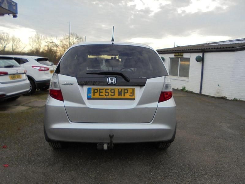 Begagnad Honda Jazz EX 100 HK (73 kW) 2009 Silver Halvkombi