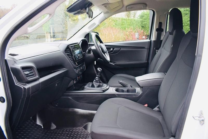 Second-hand Isuzu D-Max 163 CP (119 kW) 2023 Alb Pickup