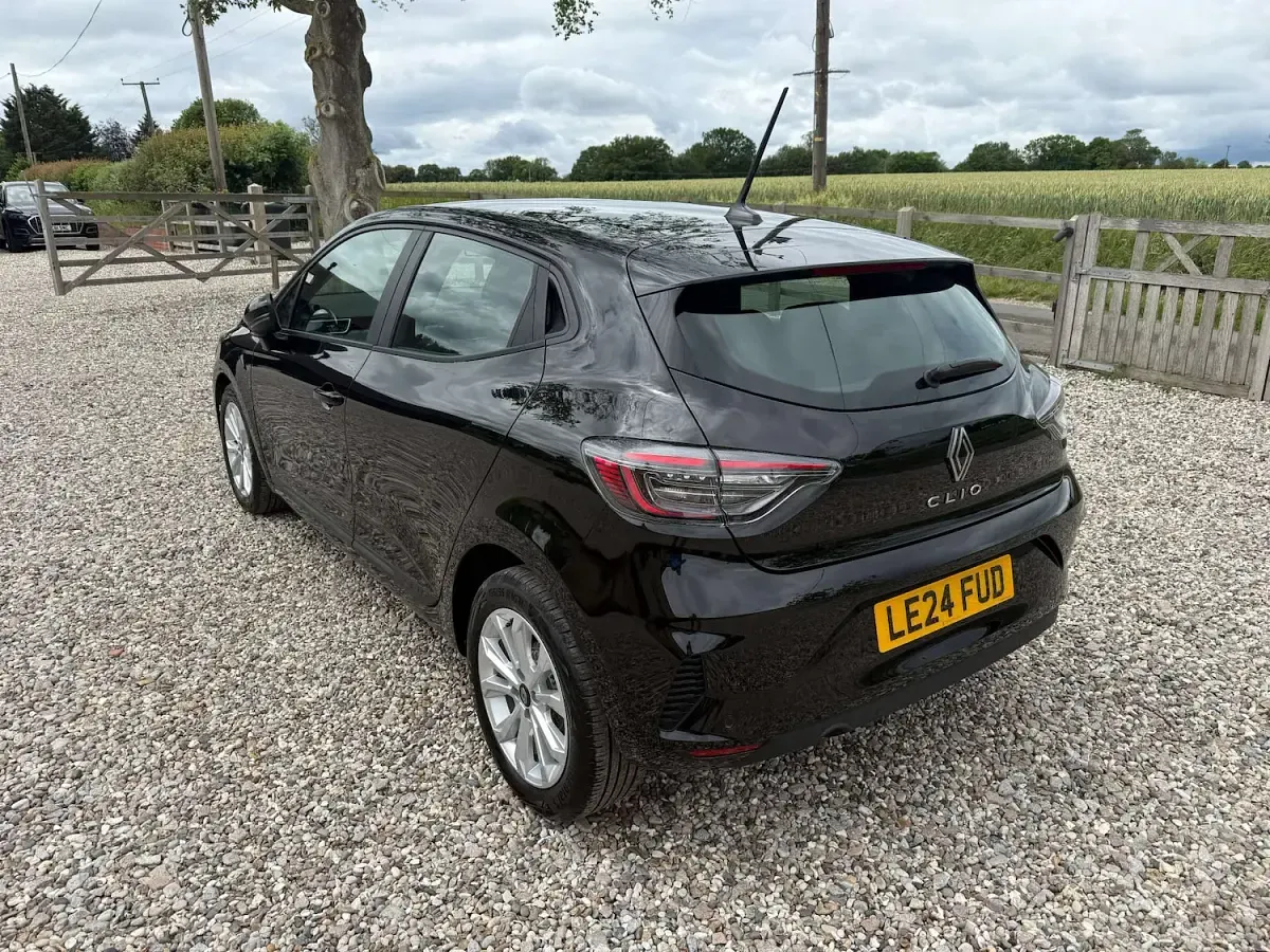 Used Renault Clio Evolution 90 HP (66 kW) 2024 Black Hatchback