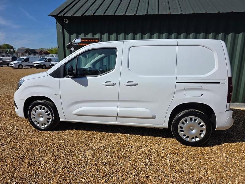 Second-hand Vauxhall Combo 100 CP (73 kW) 2023 Alb Monovolum
