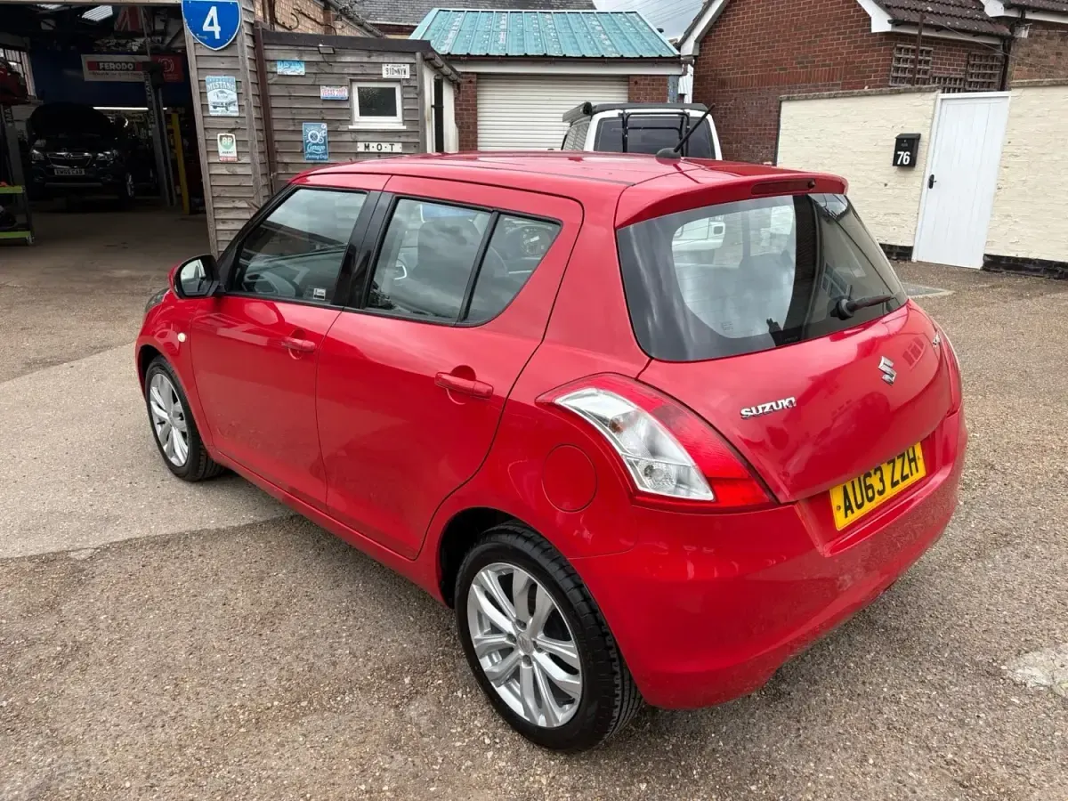 Usado Suzuki Swift SZ3 94 HP (69 kW) 2013 Vermelho Citadino