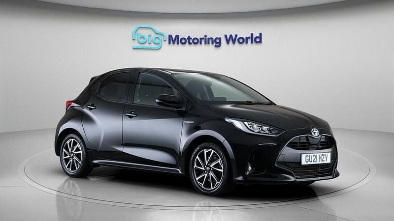 Used Toyota Yaris Hybrid Design 116 HP (85 kW) 2021 Black Hatchback