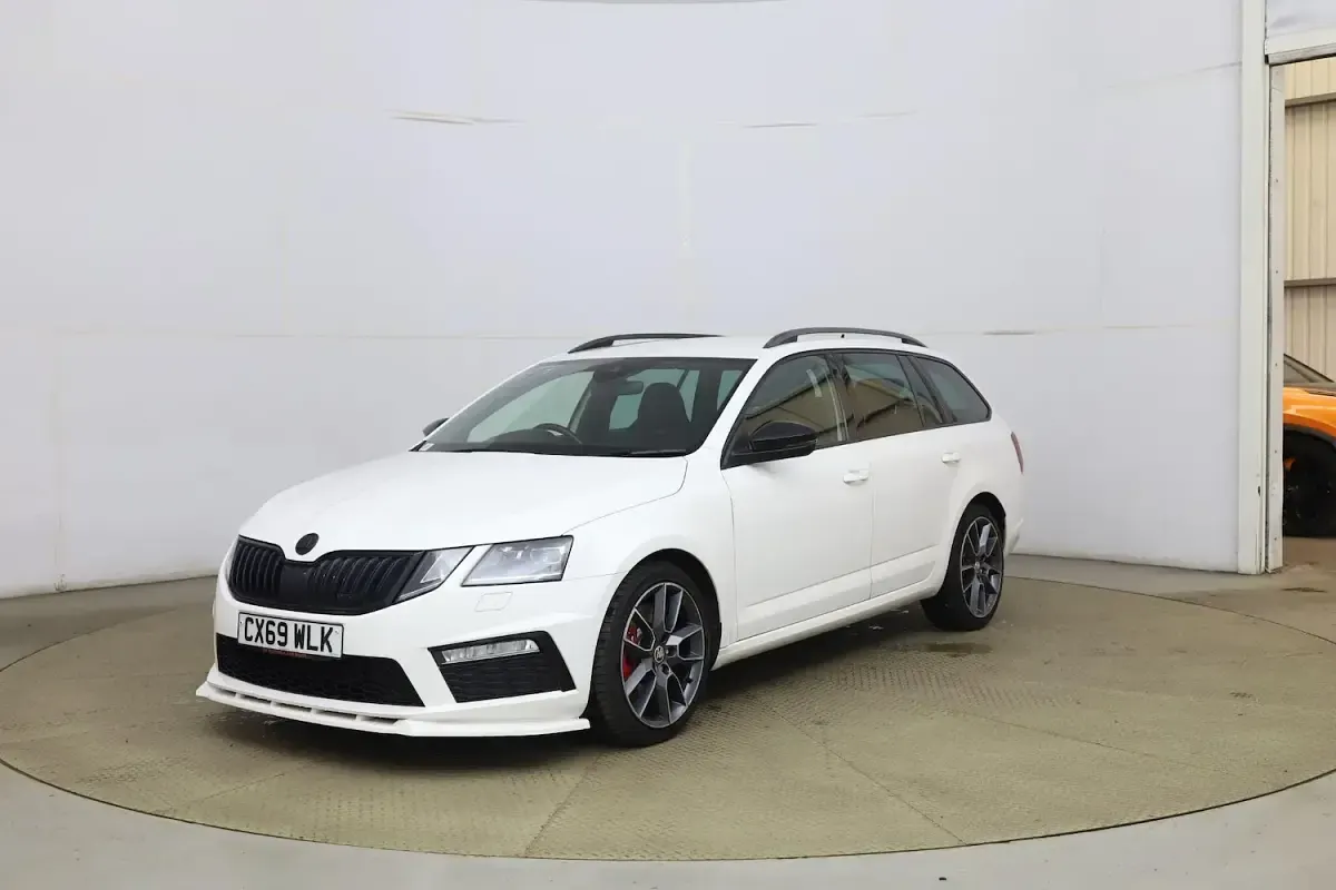 Used Skoda Octavia vRS 245 HP (180 kW) 2019 White Estate