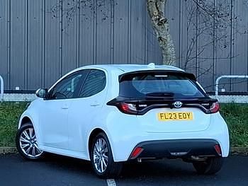 Used Toyota Yaris Hybrid 116 HP (85 kW) 2023 White Hatchback