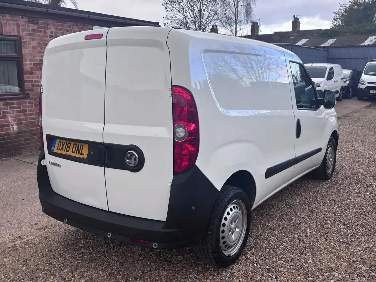 Used Vauxhall Combo 95 HP (69 kW) 2018 White MPV