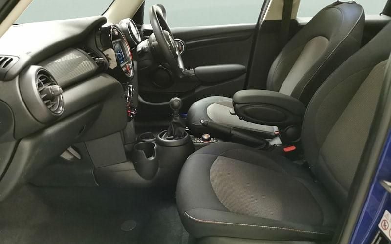 Begagnad Mini Cooper Classic 136 HK (100 kW) 2020 Blå Halvkombi