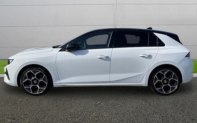 Used Vauxhall Astra Ultimate 131 HP (96 kW) 2024 White Hatchback