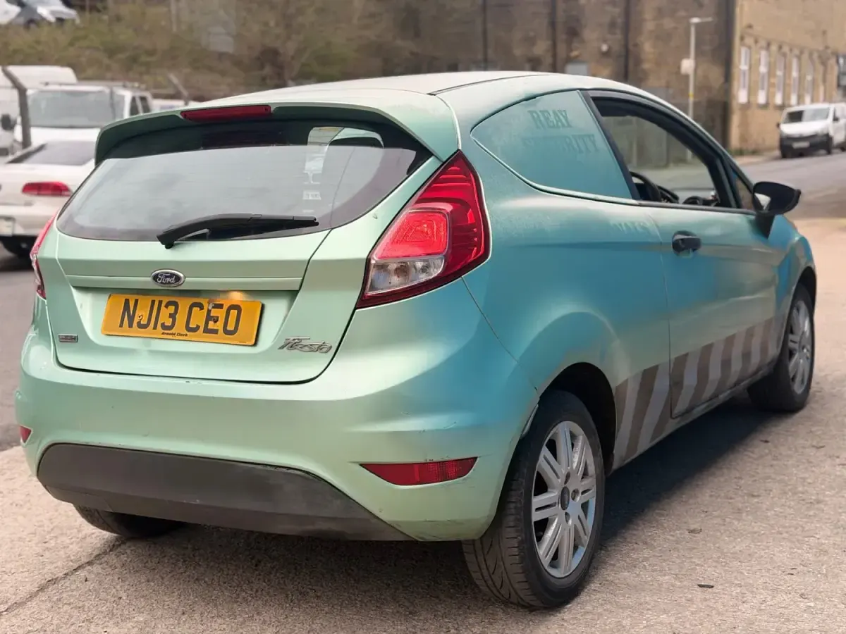 Usado Ford Fiesta 75 CV (55 kW) 2013 Turquesa Van
