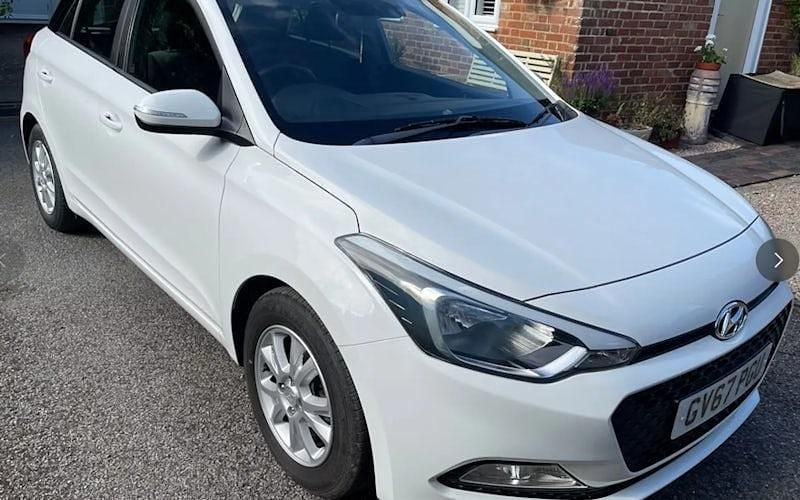 White Used 2017 Hyundai i20 SE Hatchback | £8,799 (Fair price) - Image 1/1