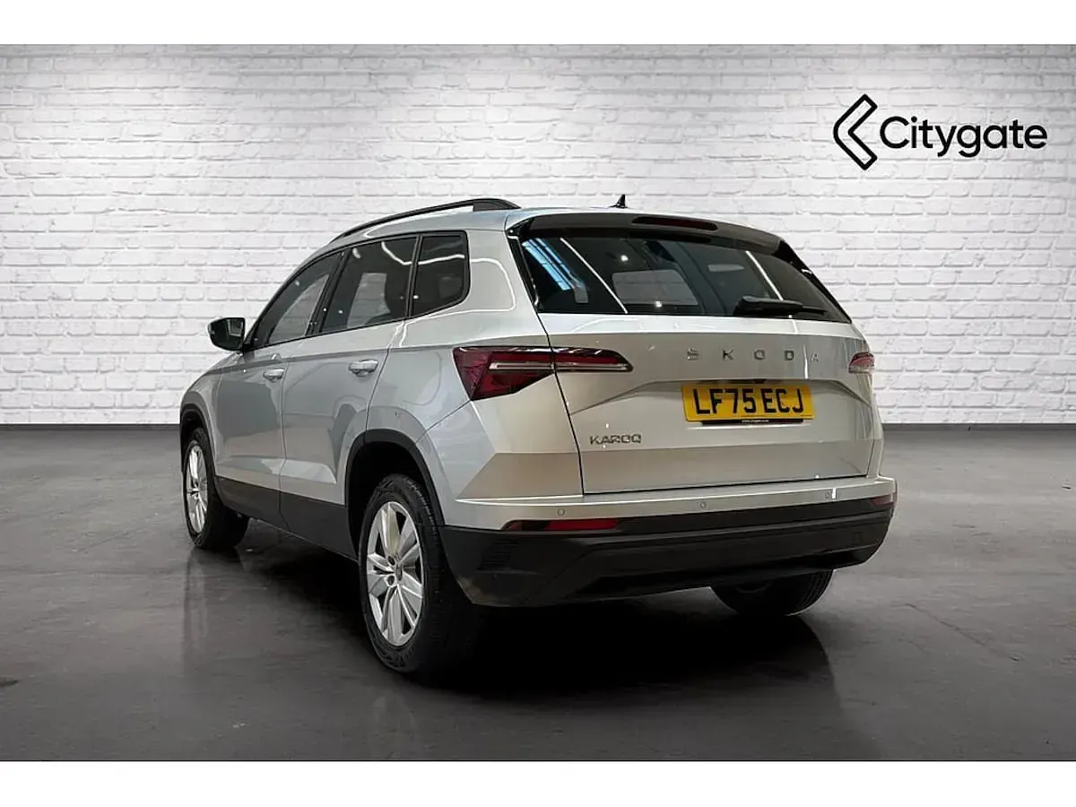 Usado Skoda Karoq SE 150 CV (110 kW) 2025 Plateado SUV