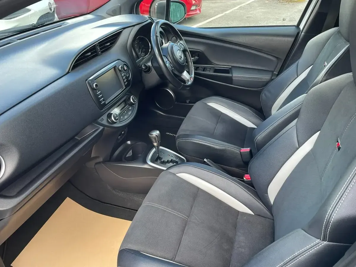 Used Toyota Yaris Hybrid Sport 100 HP (73 kW) 2019 White Hatchback