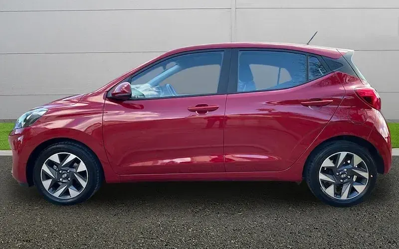Begagnad Hyundai i10 Advanced 63 HK (46 kW) 2025 Röd Halvkombi