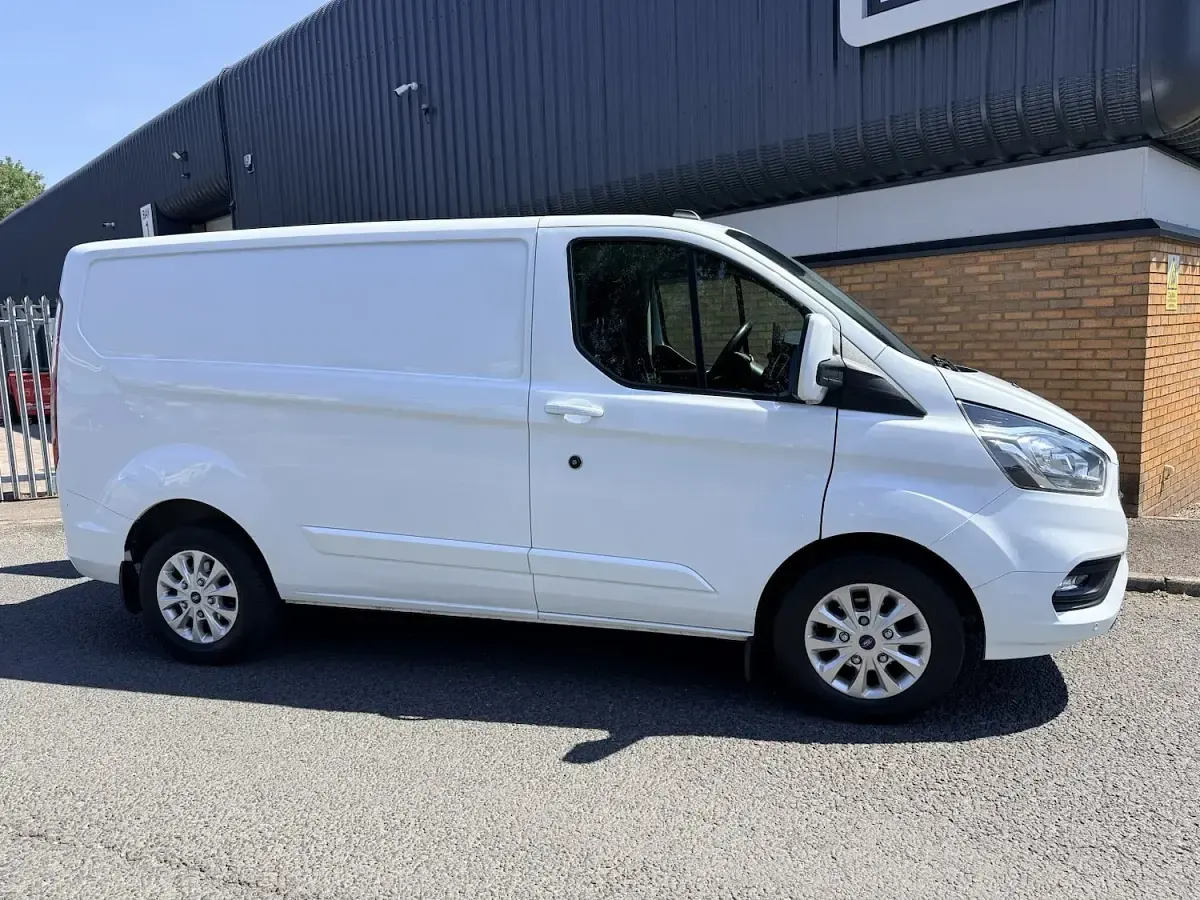 Used Ford Transit Custom Limited 130 HP (95 kW) 2022 White Van