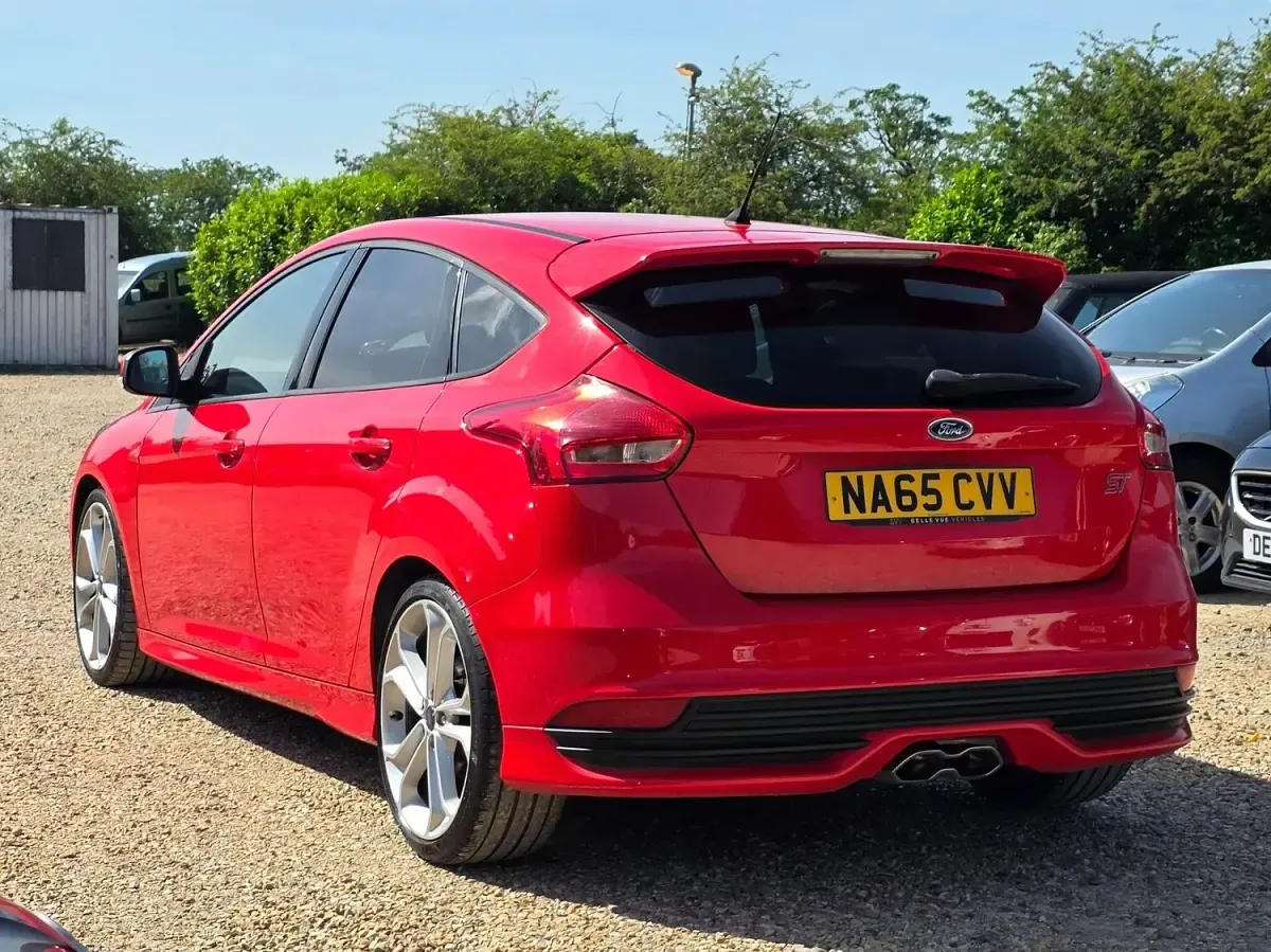 Used Ford Focus ST 185 HP (136 kW) 2015 Red Hatchback