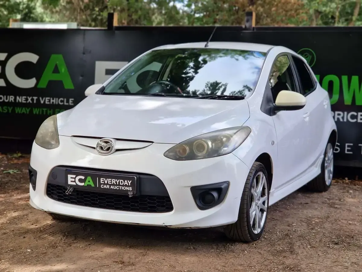 Used Mazda 2 86 HP (63 kW) 2010 White Hatchback