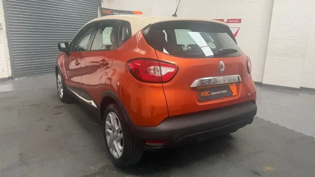 Usado Renault Captur Dynamique 90 CV (66 kW) 2015 Naranja SUV