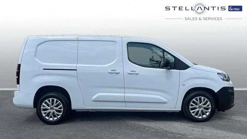 White New 2024 Citroën Berlingo MPV | £14,495 (Super price) - Image 1/4