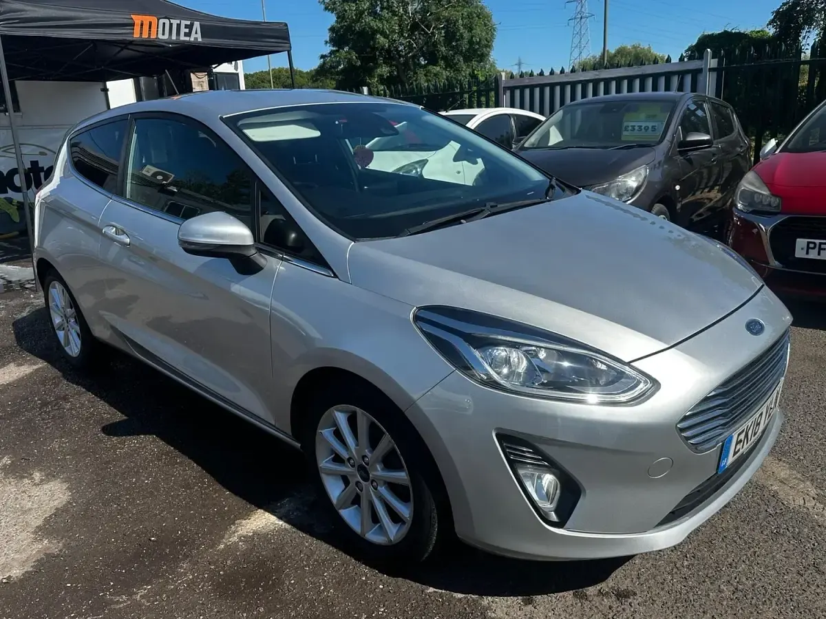 Used Ford Fiesta Titanium 100 HP (73 kW) 2018 Silver Hatchback