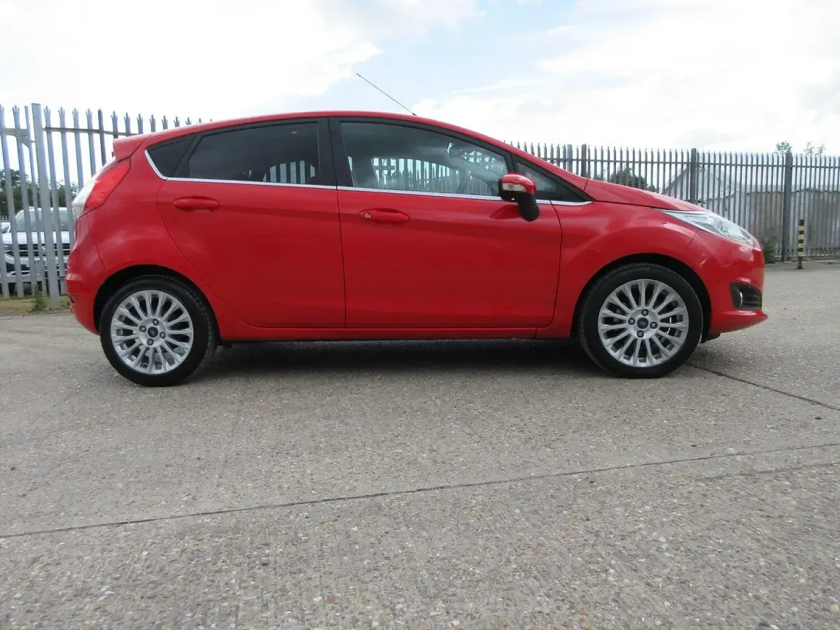 Used Ford Fiesta Titanium 120 HP (88 kW) 2015 Red Hatchback