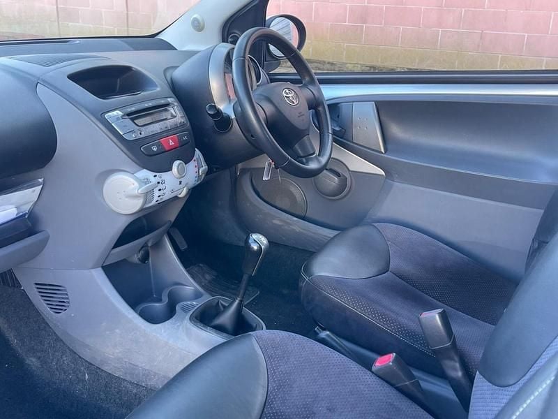 Used Toyota Aygo 68 HP (50 kW) 2011 Silver Hatchback