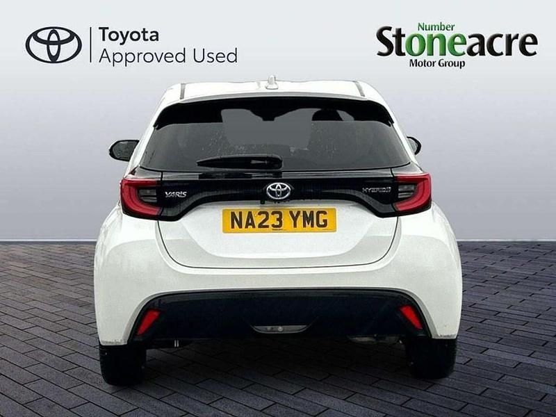 Used Toyota Yaris Hybrid Design 116 HP (85 kW) 2023 White Hatchback