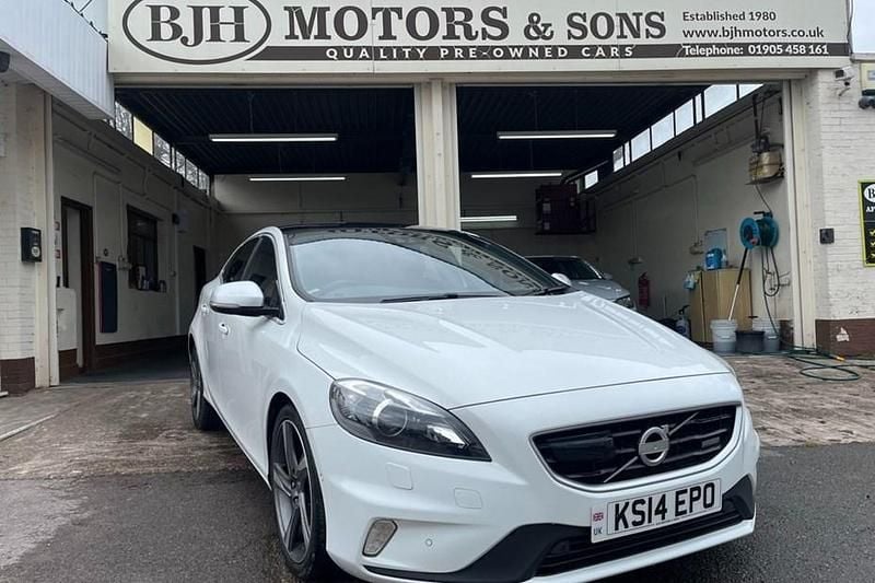 Used Volvo V40 R-Design 115 HP (84 kW) 2014 White Hatchback