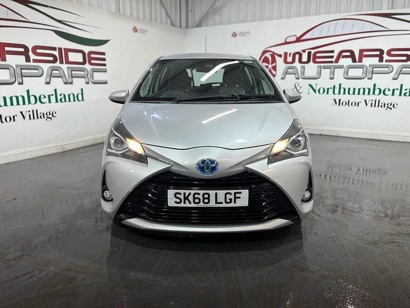 Used Toyota Yaris Hybrid 100 HP (73 kW) 2018 Silver Hatchback