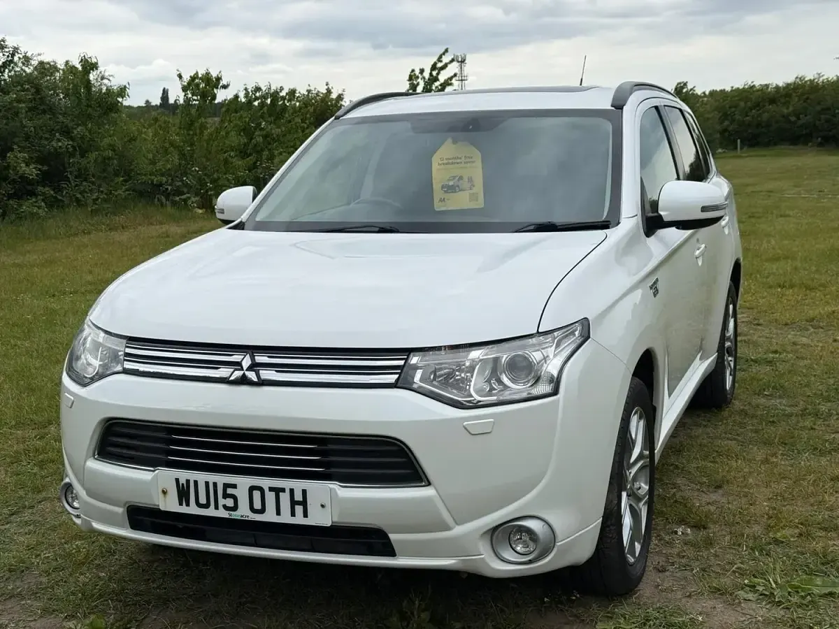 Used Mitsubishi Outlander P-HEV 200 HP (147 kW) 2015 White SUV
