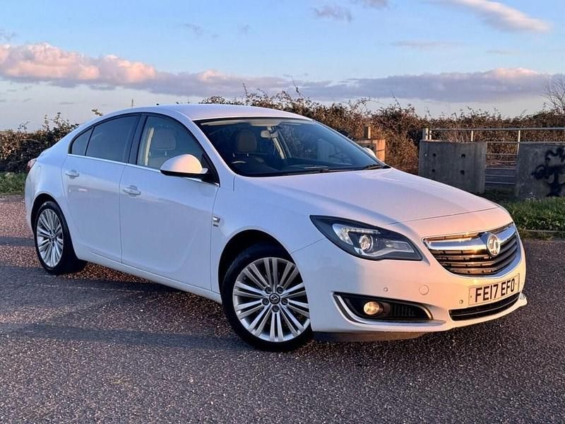 Used Vauxhall Insignia SRi 140 HP (102 kW) 2017 White Hatchback