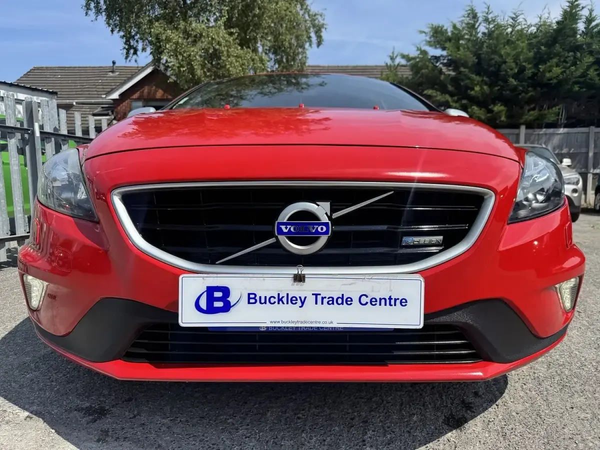 Used Volvo V40 R-Design 150 HP (110 kW) 2014 Red Hatchback