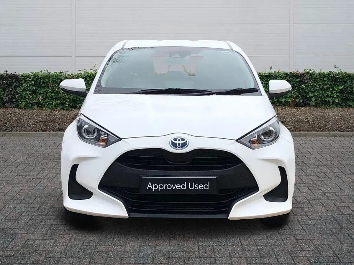 Used Toyota Yaris 116 HP (85 kW) 2024 Pure white Hatchback