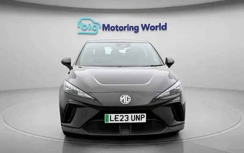 Begagnad MG MG4 EV SE 319 kW (435 HK) 2023 Svart Halvkombi