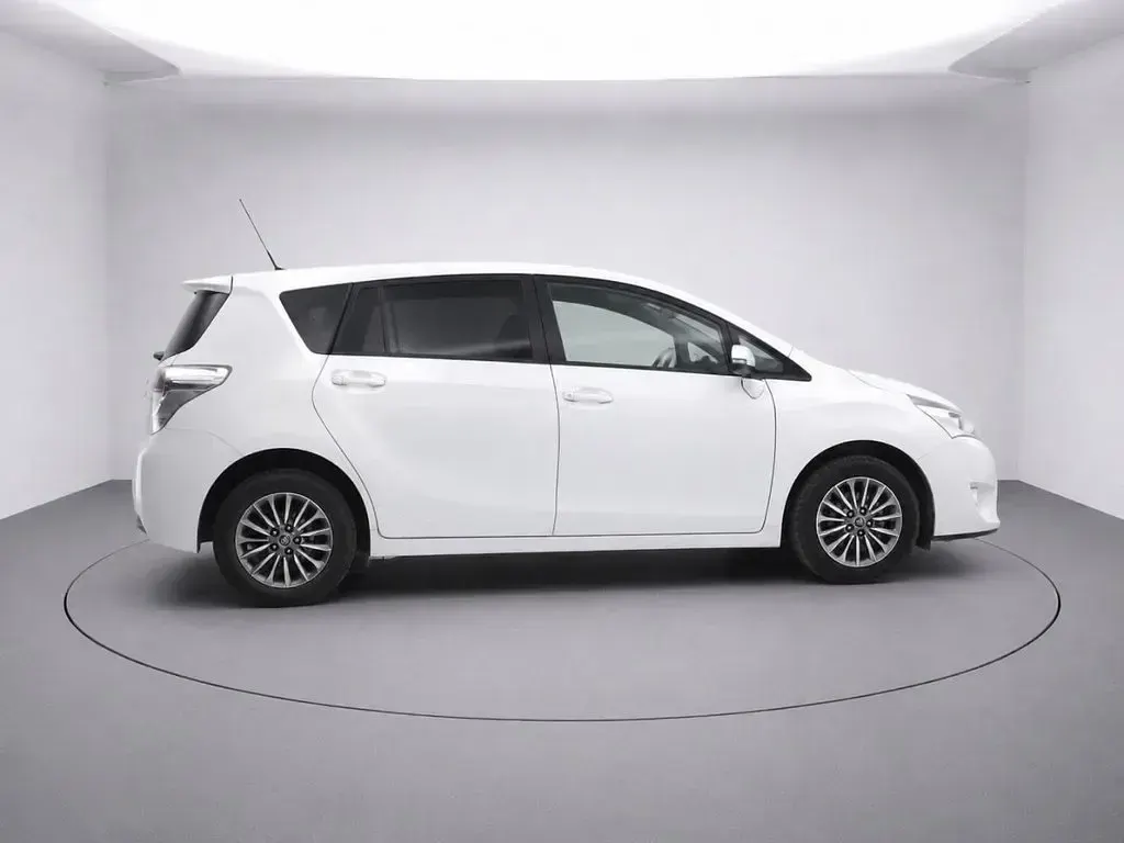 Used Toyota Verso 132 HP (97 kW) 2017 White MPV