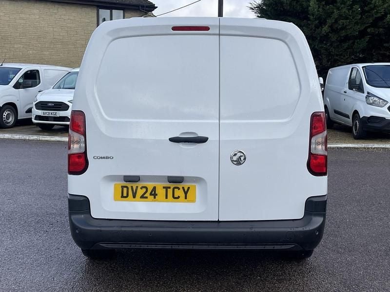 Używany Vauxhall Combo 100 KM (73 kW) 2024 Biały Minivan