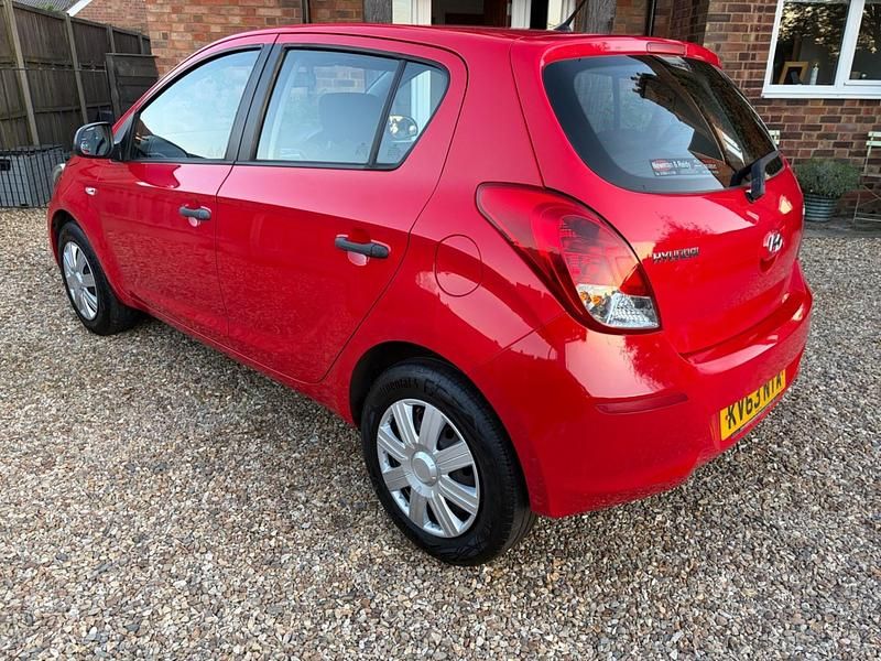 Używany Hyundai i20 Classic 85 KM (62 kW) 2013 Czerwony Hatchback