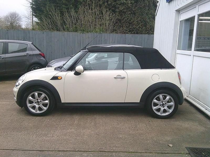 Begagnad Mini Cooper Cabriolet 2009 Vit Cab