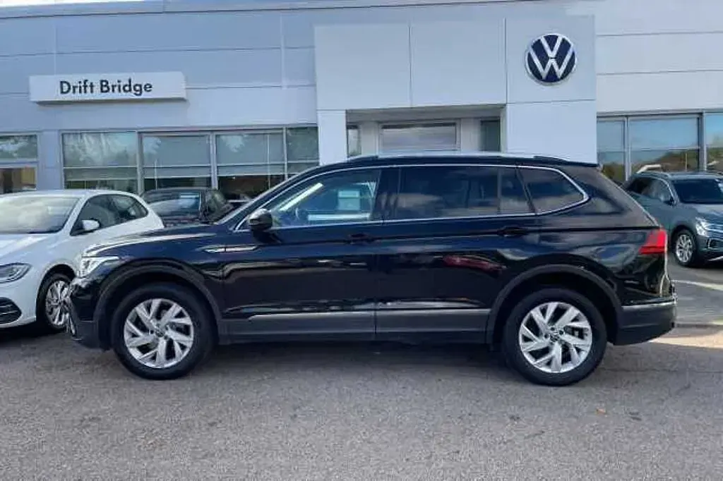 Gebraucht VW Tiguan Allspace Life 150 PS (110 kW) 2023 Schwarz SUV