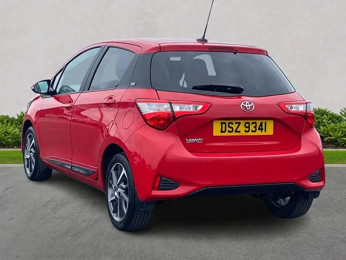 Używany Toyota Yaris 111 KM (81 kW) 2020 Czerwony Hatchback
