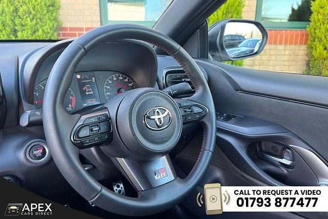 Begagnad Toyota Yaris 261 HK (191 kW) 2021 Vit Halvkombi