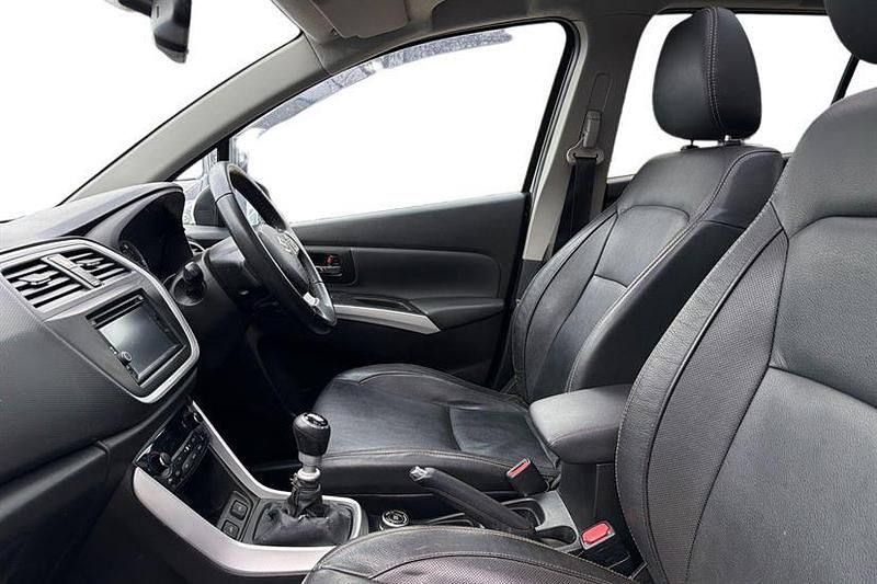 Used Suzuki SX4 SZ5 120 HP (88 kW) 2016 Superior white Hatchback