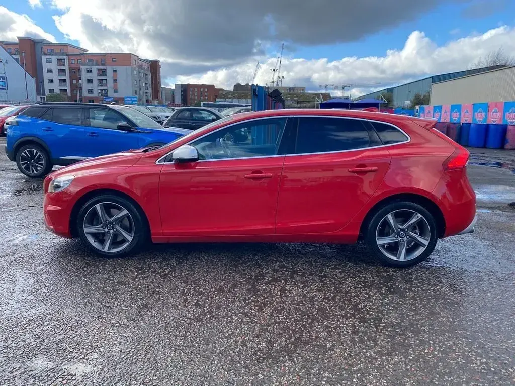 Used Volvo V40 R-Design 190 HP (139 kW) 2014 Red Hatchback