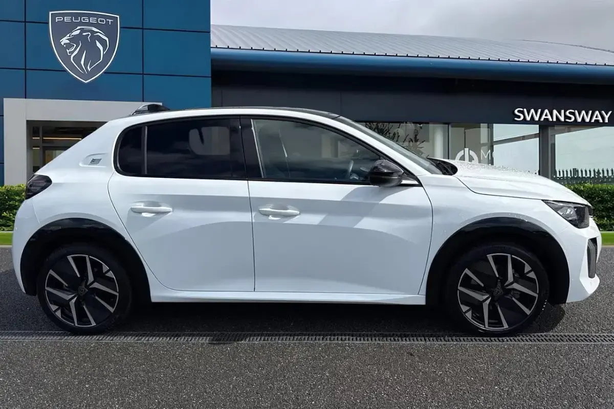 Używany Peugeot e-208 GT 113 kW (154 KM) 2025 Biały Hatchback