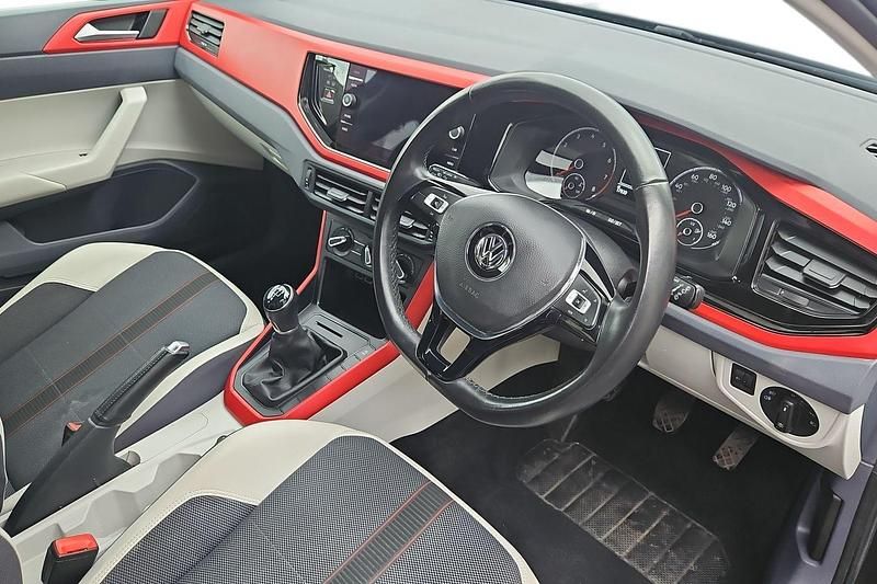 Begagnad VW Polo Beats 95 HK (69 kW) 2020 Svart Halvkombi