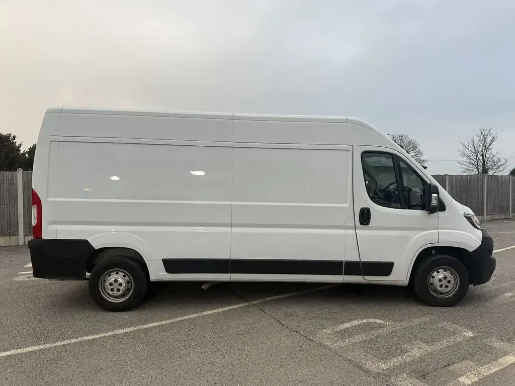 Used Peugeot Boxer Premium 140 HP (102 kW) 2023 White Van