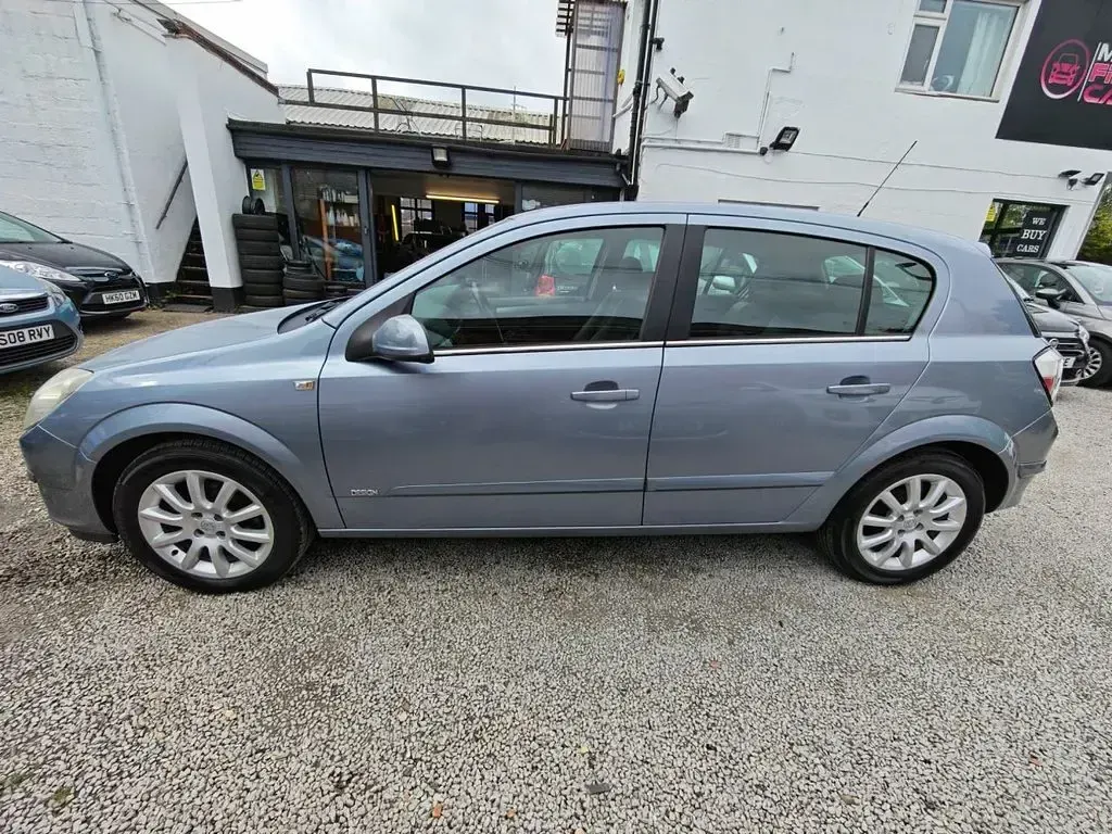 Used Vauxhall Astra Design Edition 103 HP (75 kW) 2006 Silver Hatchback
