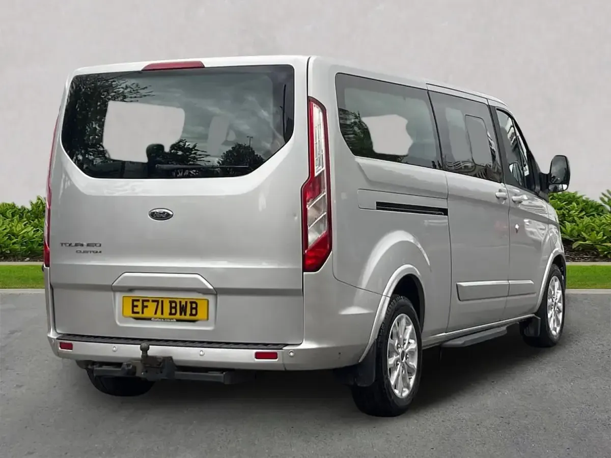 Usado Ford Tourneo Titanium 130 CV (95 kW) 2022 Plateado Monovolumen